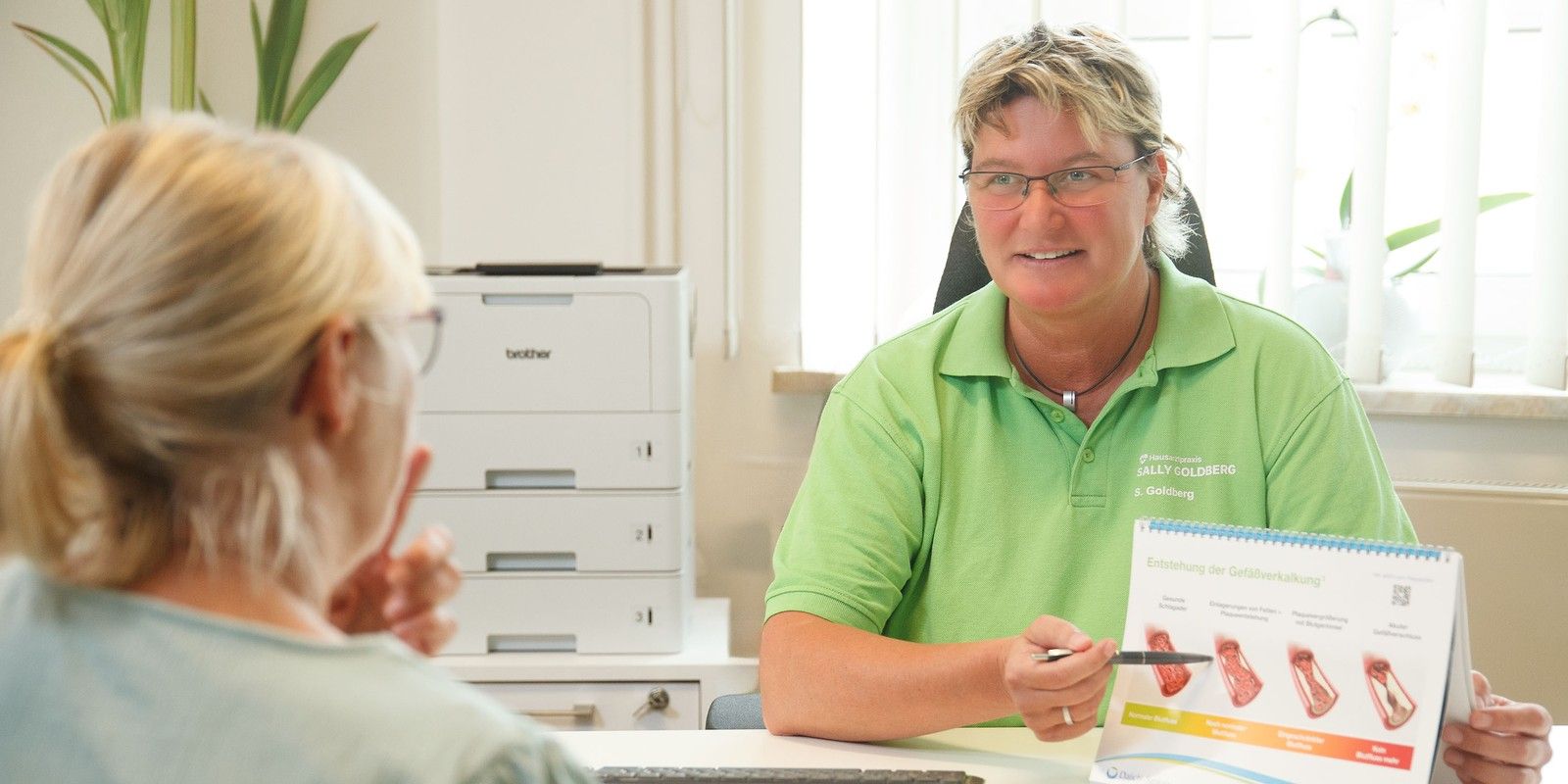 Hausärztin Sally Goldberg im Gespräch mit einer Patientin