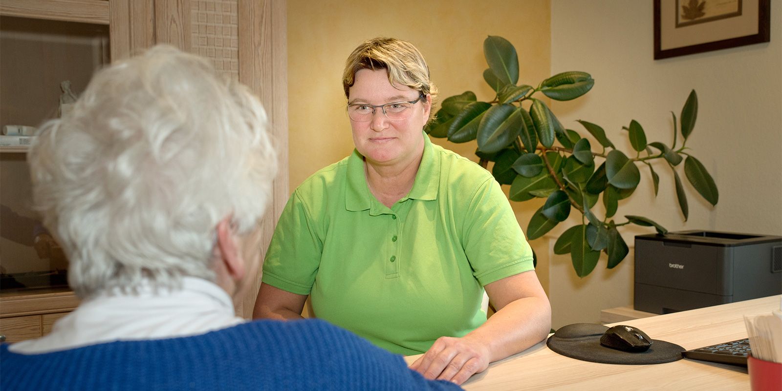 Hausärztin Sally Goldberg im Gespräch mit einer Patientin